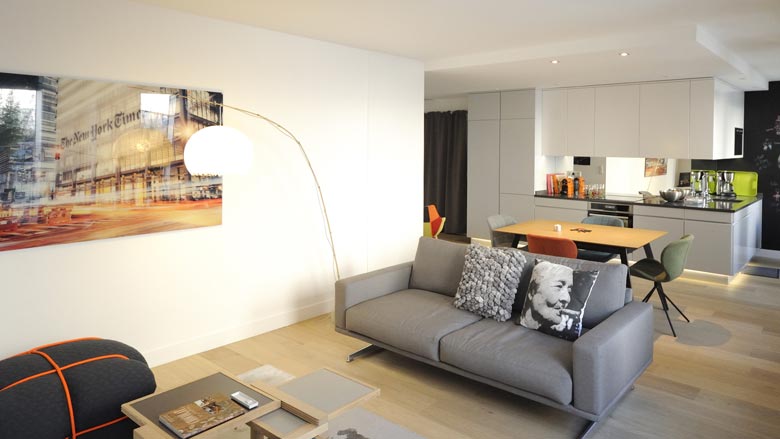Un architecte d'intérieur réalise un projet de cuisine ouverte à Lyon