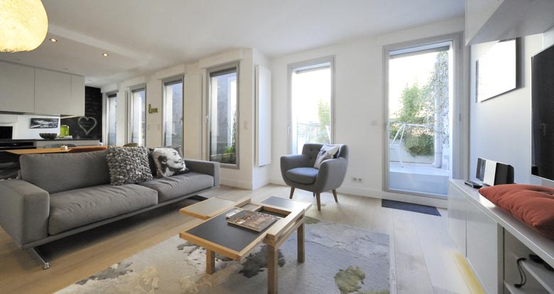 Un architecte d'intérieur réalise un projet de salon contemporain à Lyon