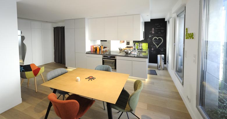 Un architecte d'intérieur aménage une cuisine ouverte sur-mesure à Lyon