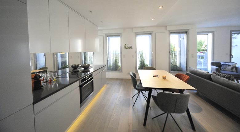 Cusine ouverte dans un appartement réalisé par un architecte d'intérieur à Lyon