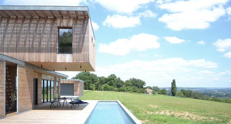 Maison d'architecte avec piscine réalisée avec du bois et du béton à Lyon