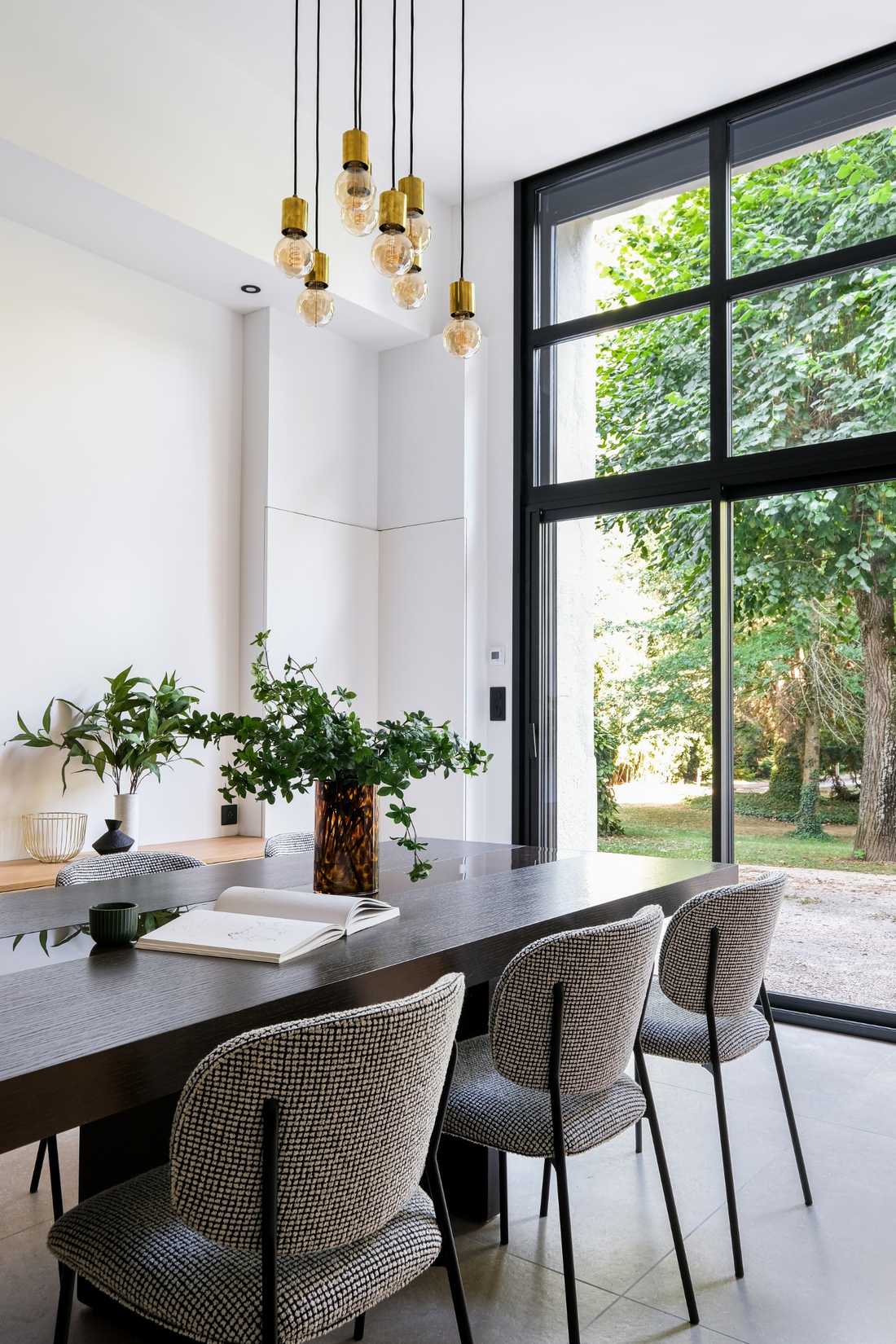 Salle-à-manger avec baie vitrée panoramique aluminium