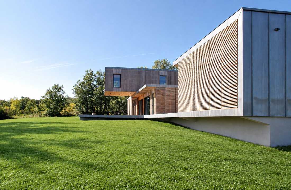 Maison d'architecte au sommet d'une coline avec une vue dégagée 