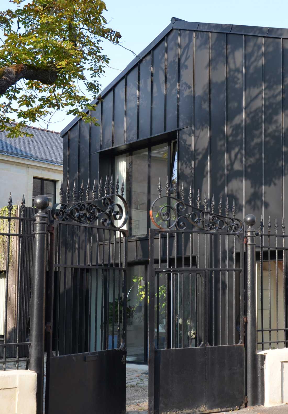 Contemporary extension of an old house designed by an architect in the Rhône area