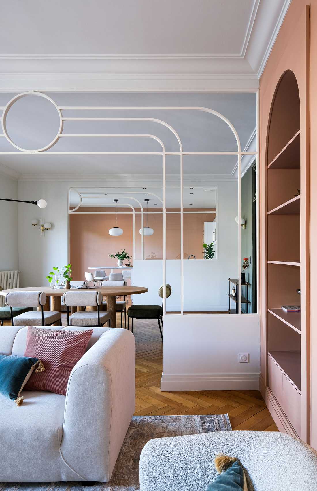 Un architecte d'intérieur à Lyon aménage la pièce de vie d'un appartement ancien