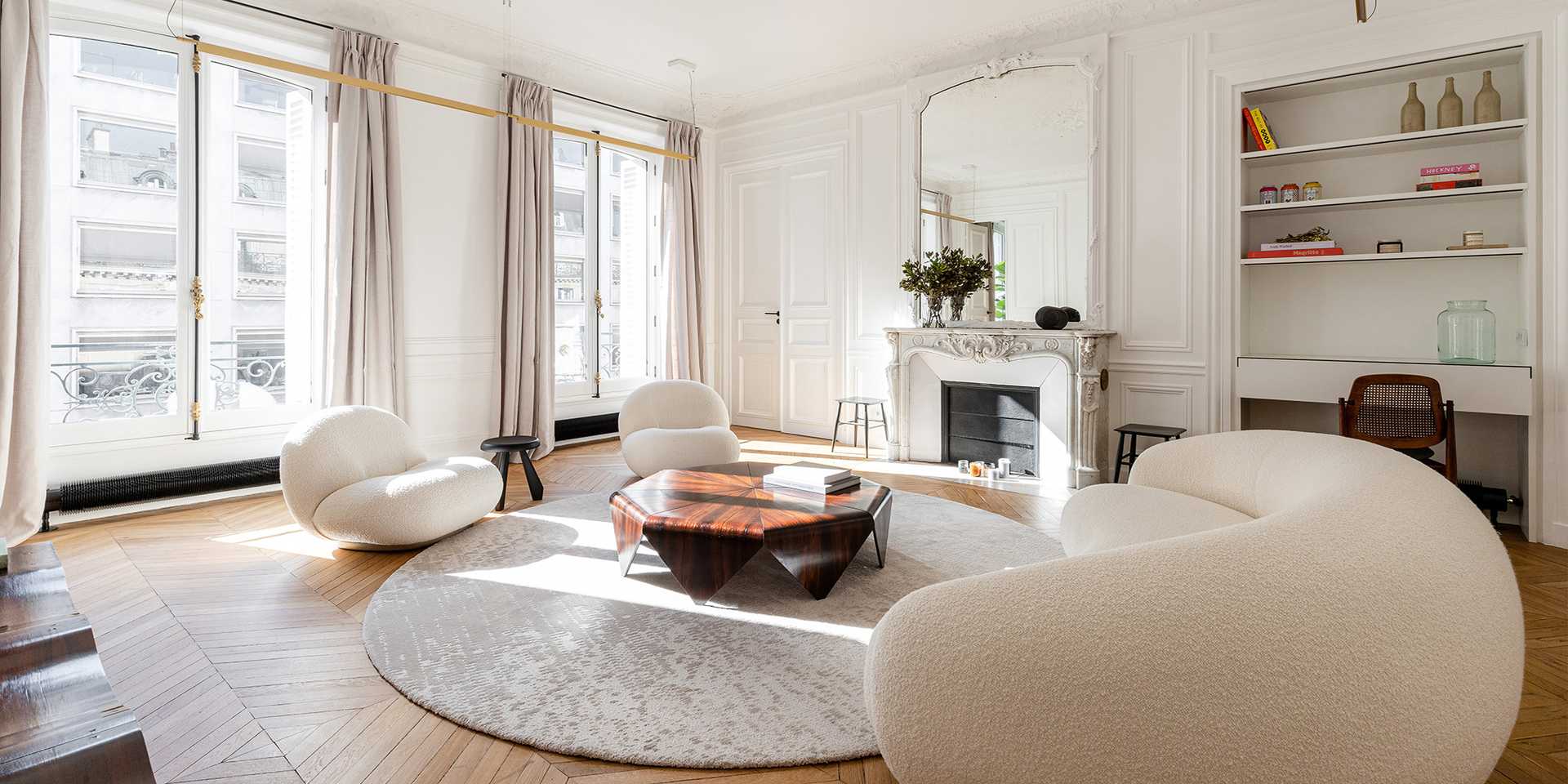 Un décorateur d'intérieur aménage un appartement à Lyon