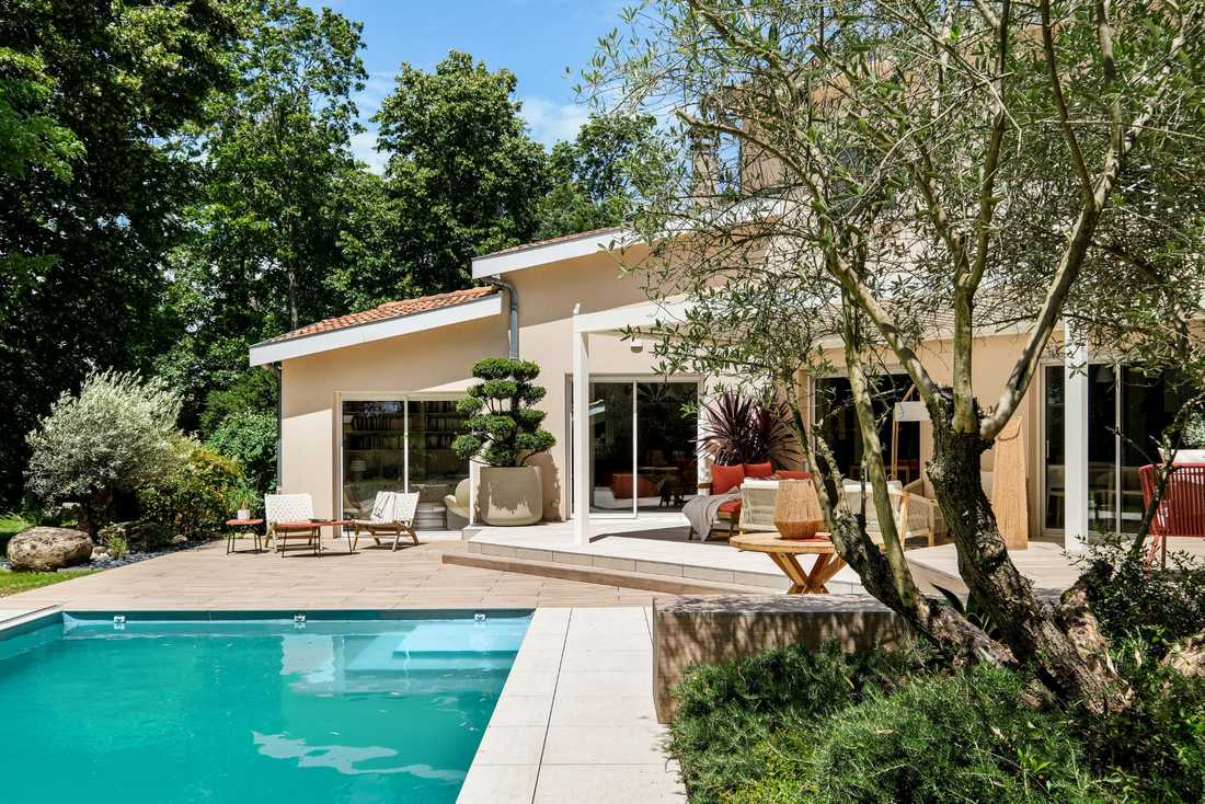 Jardin paysagé avec piscine dans la région de Lyon