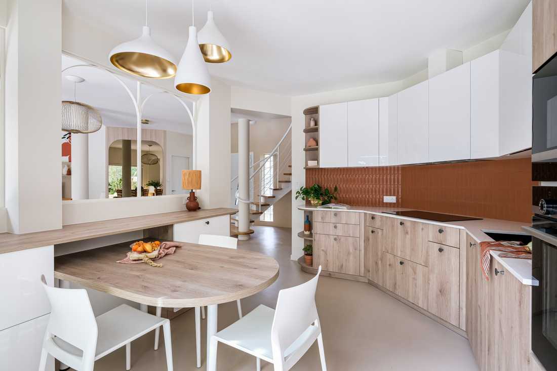 Cuisine semi-ouverte aménagée par un architecte d'intérieur