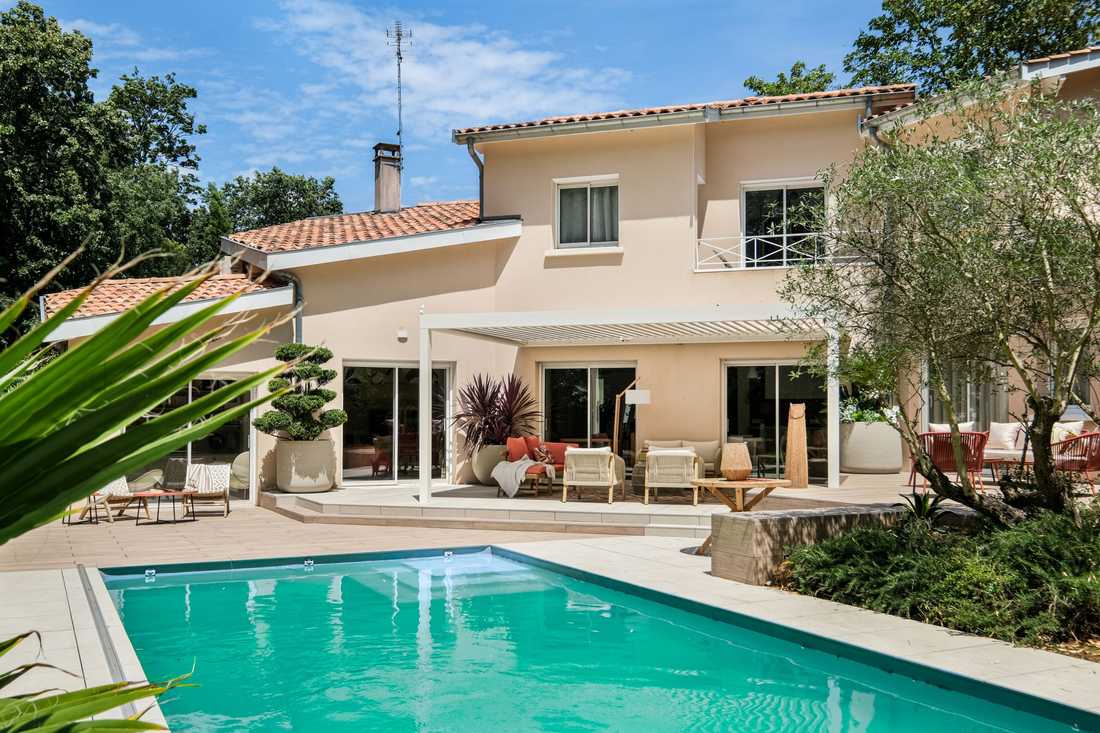 Abords de piscine conçus par un architecte paysagiste à Lyon