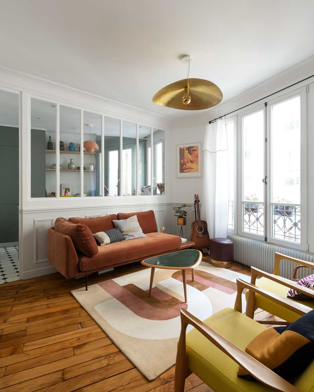 Relooking d'intérieur d'un salon avec verrière dans un appartement à Lyon
