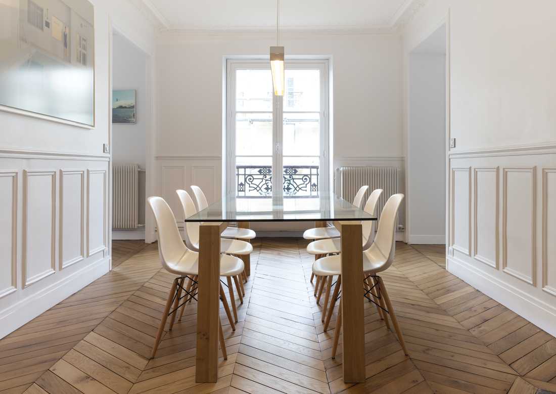 Salle à manger d'un appartement haussmannien rénové en Auvergne-Rhône-Alpes