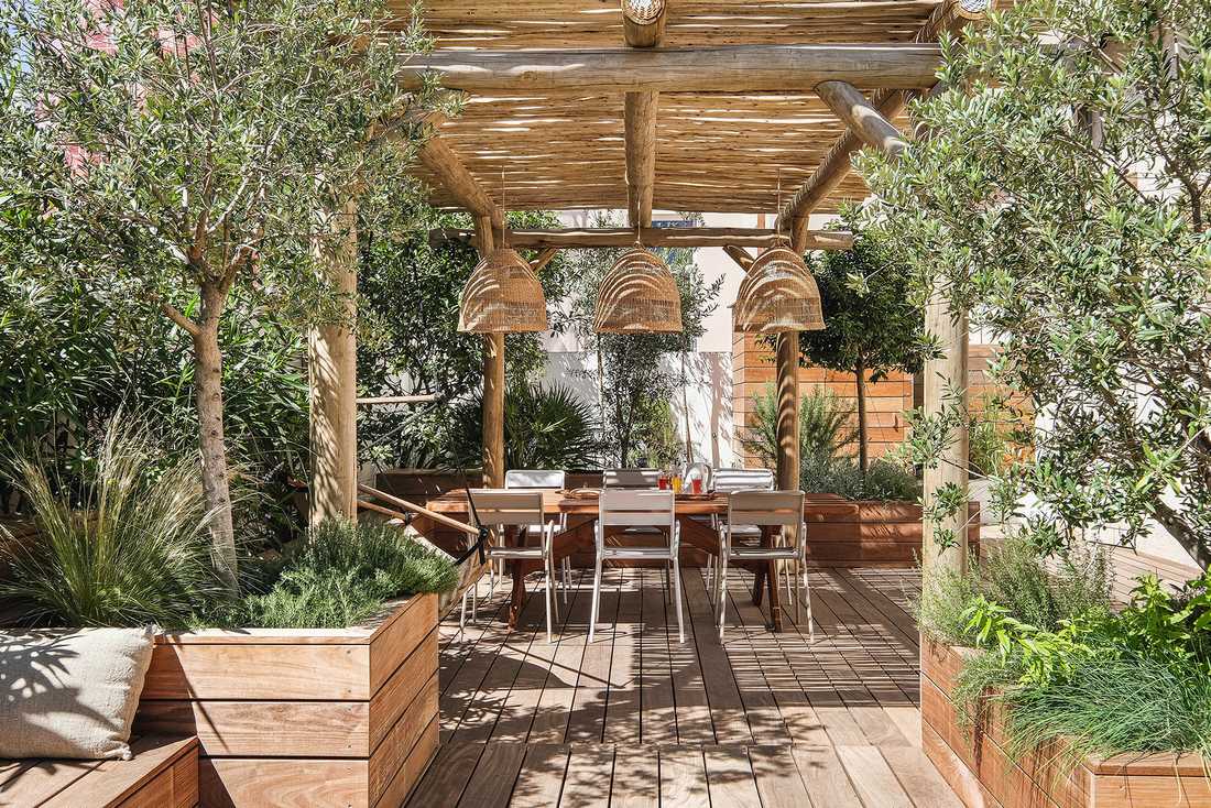 Aménagement d'une terrasse en bois par un jardinier paysagiste à Lyon