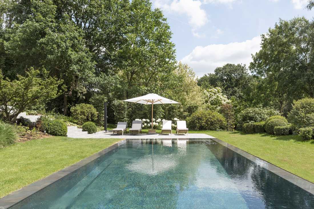 Piscine d'un jardin à débordement concu par un paysagiste à Lyon