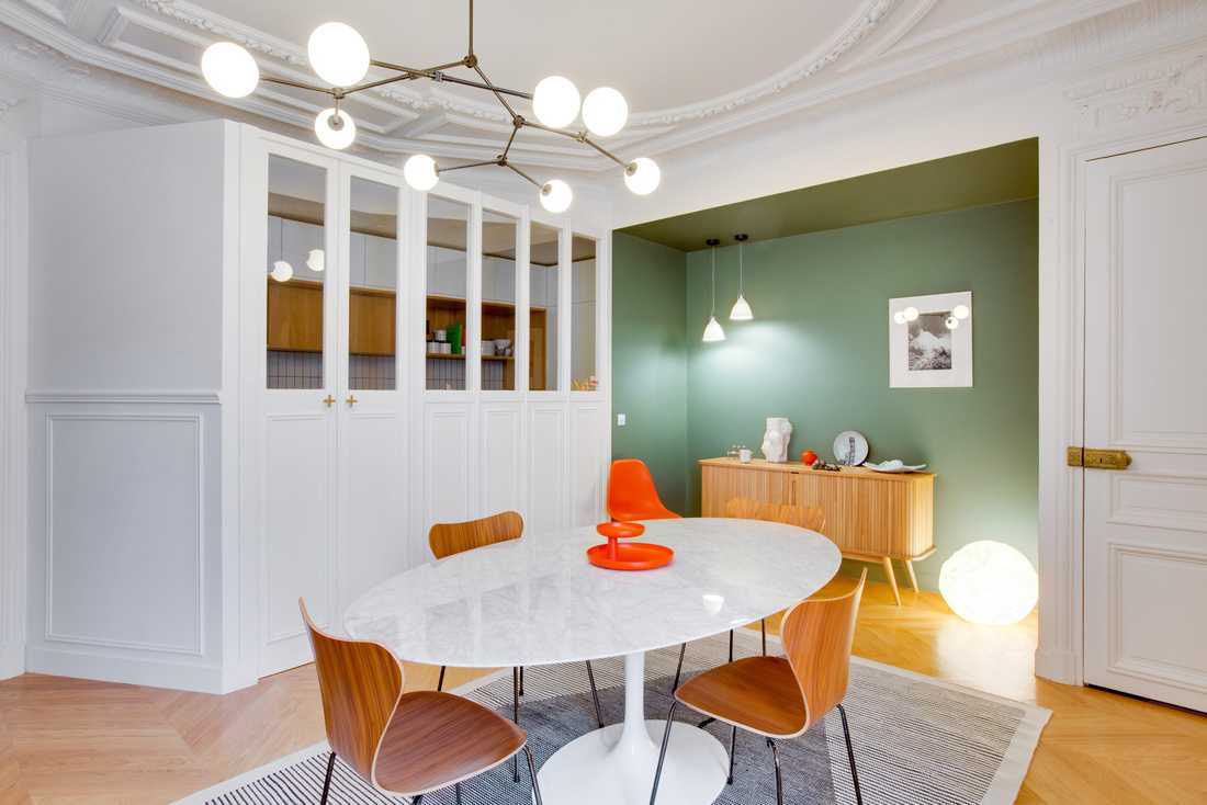 Appartement haussmannien avec table tulipe en marbre