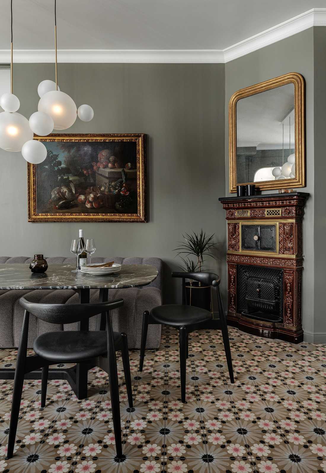 Salle a manger avec cheminée ancienne rénovée par un architecte d'intérieur dans le Rhône