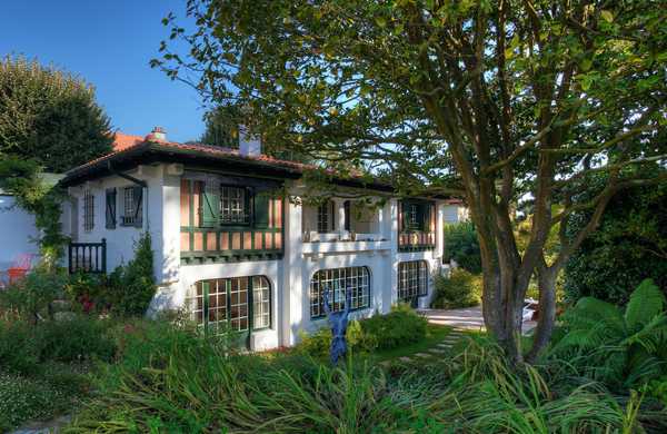 Aménagement paysager autour d'une maison basque - vue sur la façade