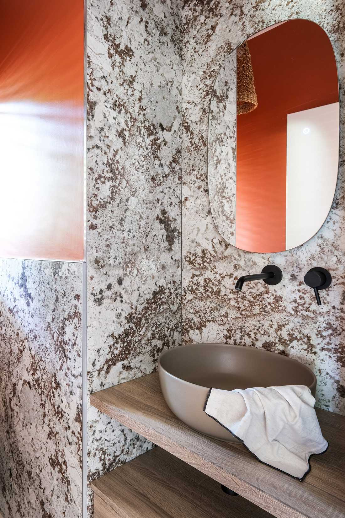 Vasque dans le salle de bain