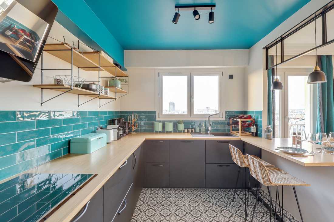 Plan de travail de la cuisine d'un appartement rénové par un architecte dans le Rhône