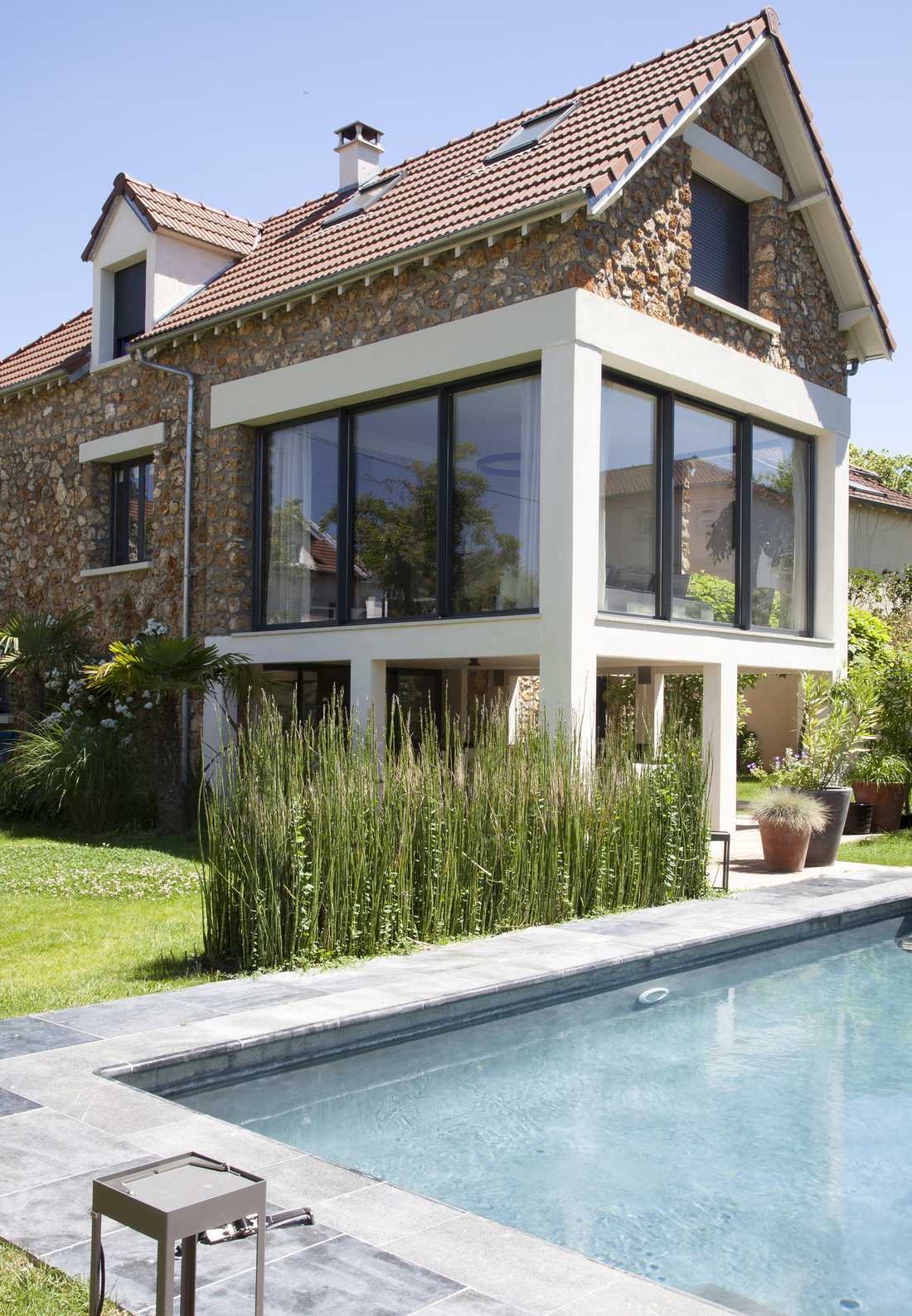 Extension d'une meulière construite par un architecte dans le Rhône 