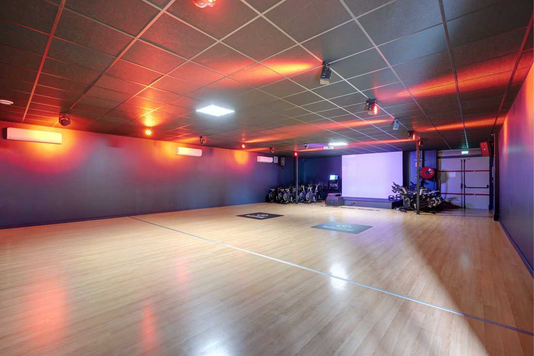 Salle- pour les cours de fitness en vidéo