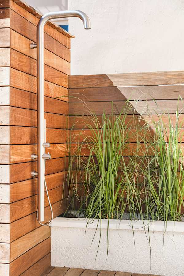 Aménagement d'une terrasse en bois - esprit méditérranéen - douche extérieure