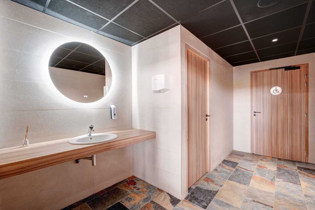 Salle d'eau moderne pour un club de fitness