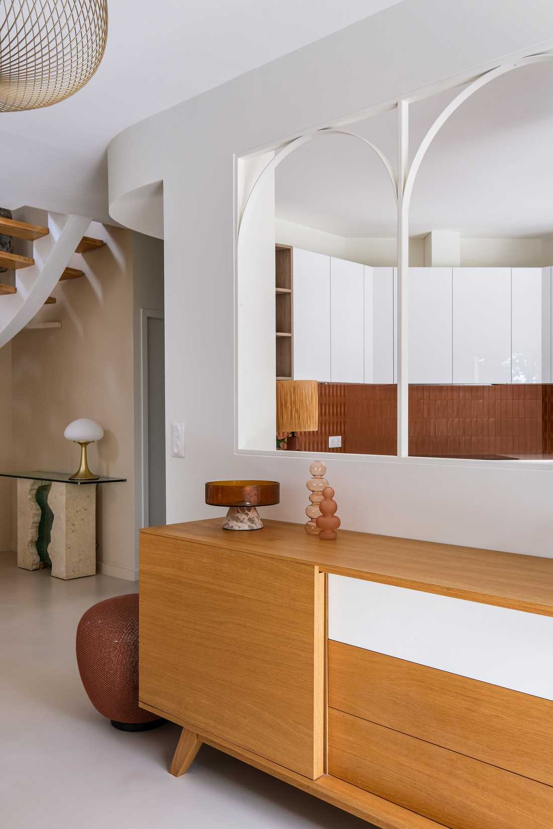 Verrière graphique entre la cuisine et le salon