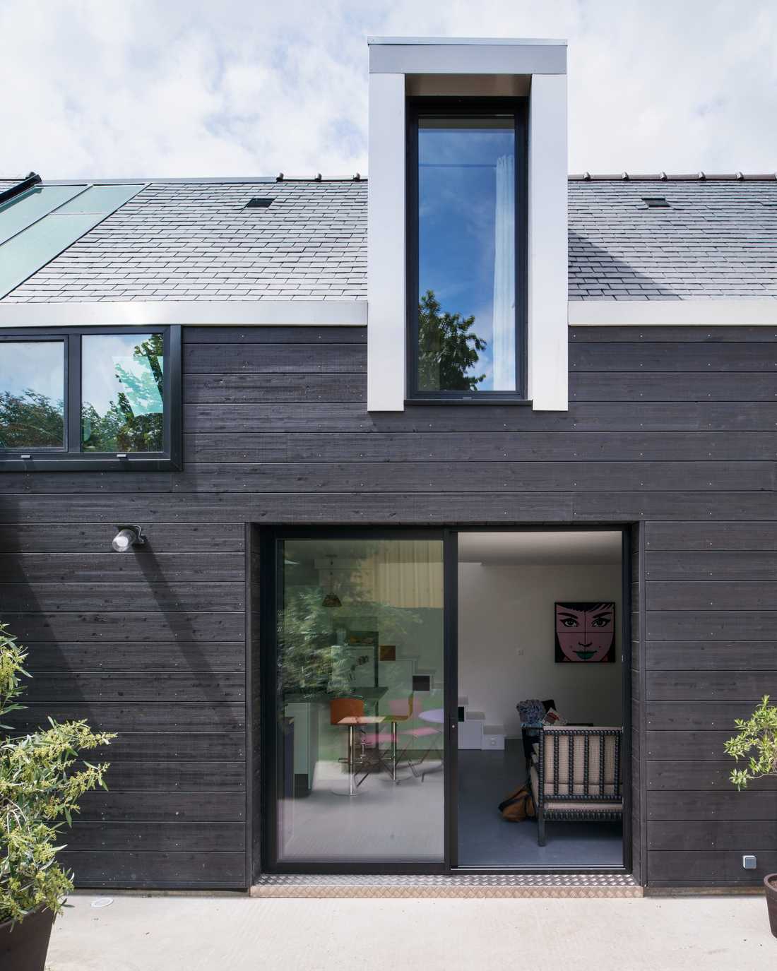 Extension with anthracite wood cladding designed by an architect in the Rhône area