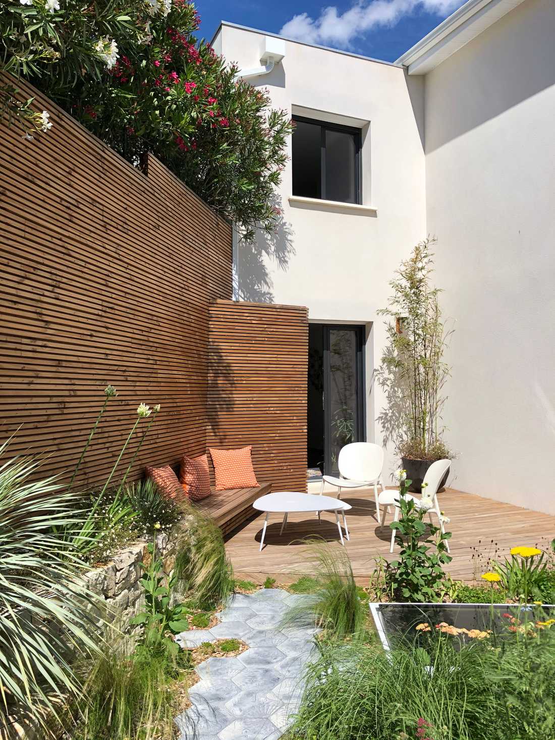 Aménagement de la terrasse d'une maison de ville par un paysagiste en Auvergne-Rhône-Alpes