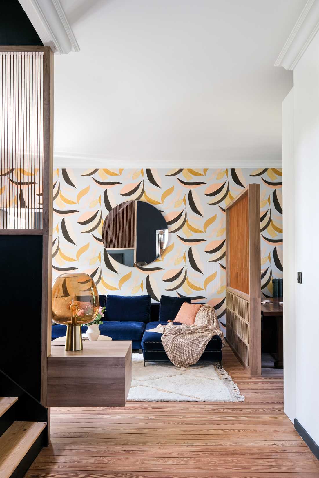 Salon avec papier-peint panoramique floral