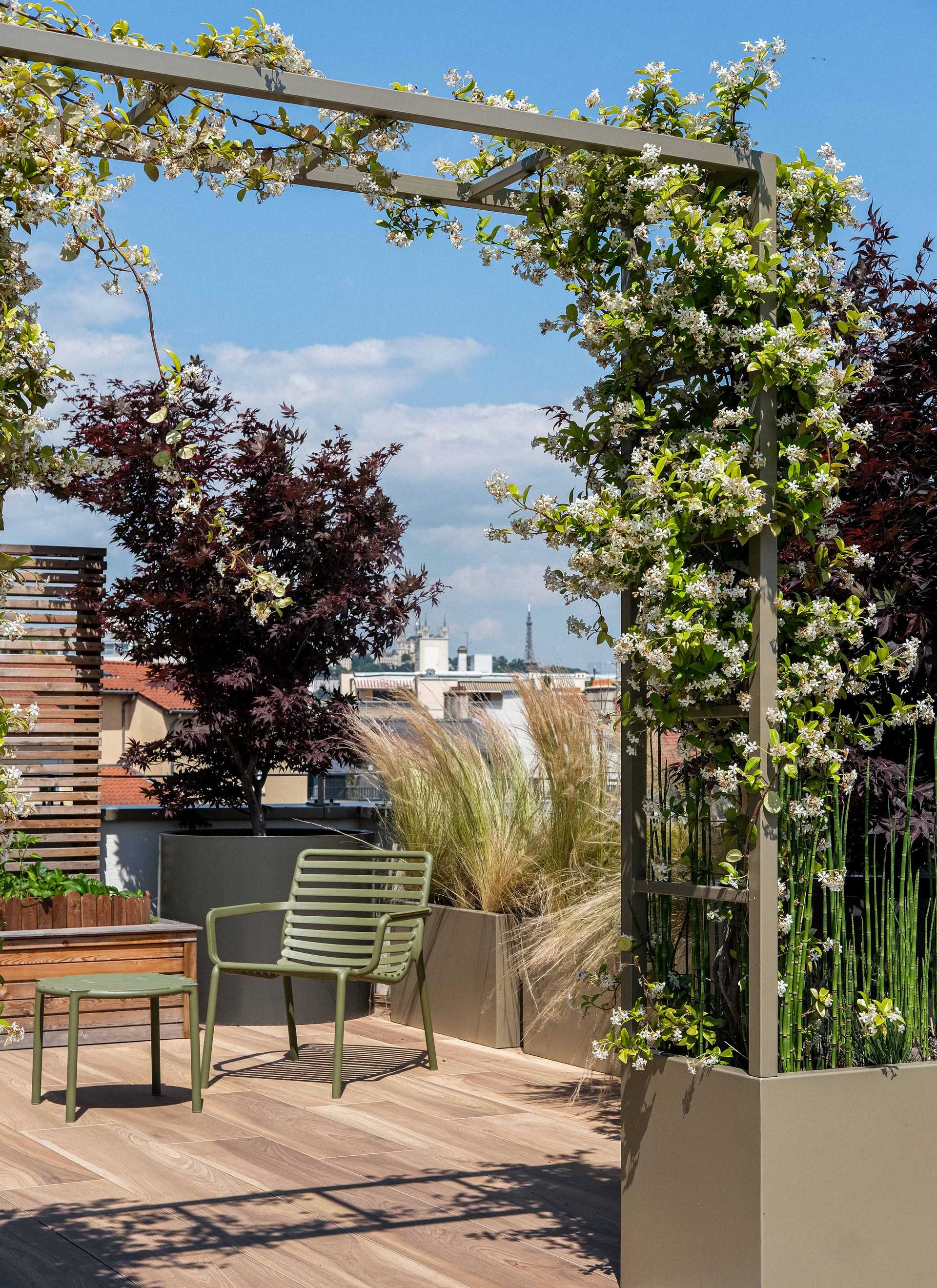 Terrasse d'un appartement situé dans un immeuble des années 70 aménagé par un paysagiste