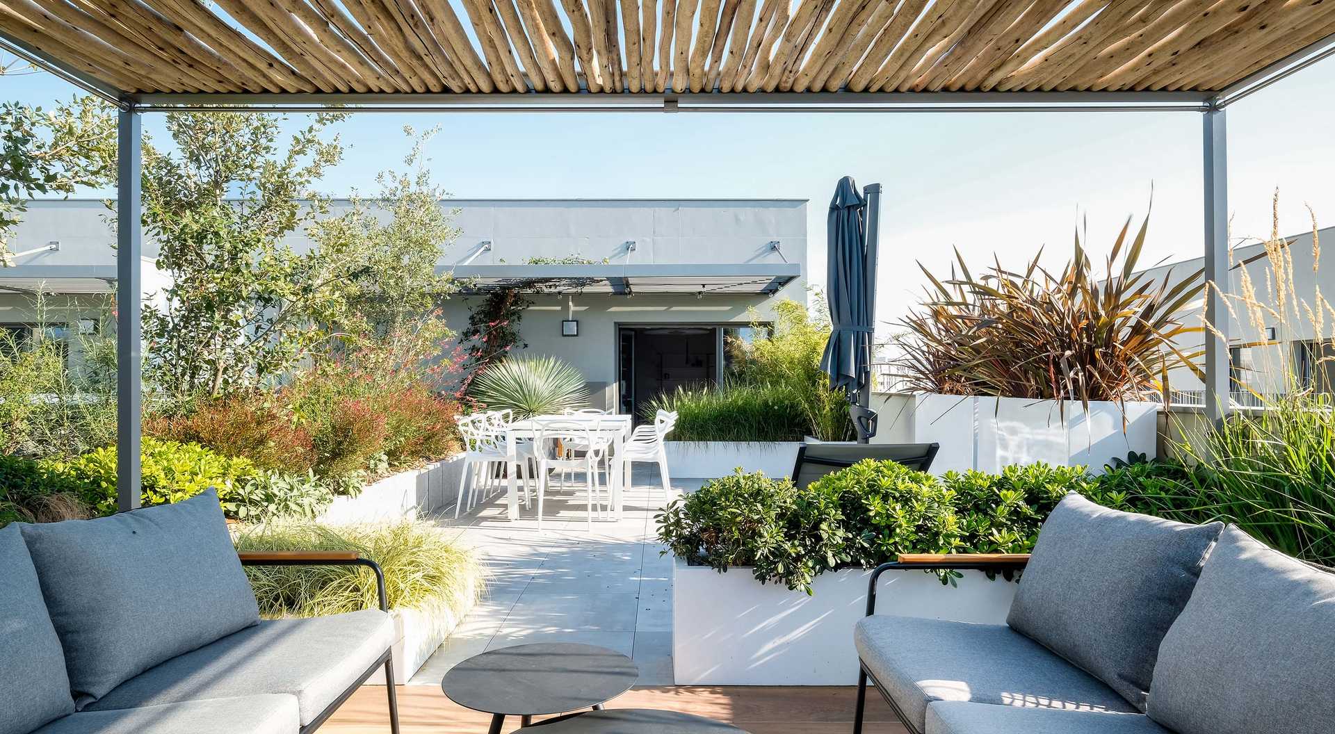 A landscape designers renovates a pool space in a garden in Lyon