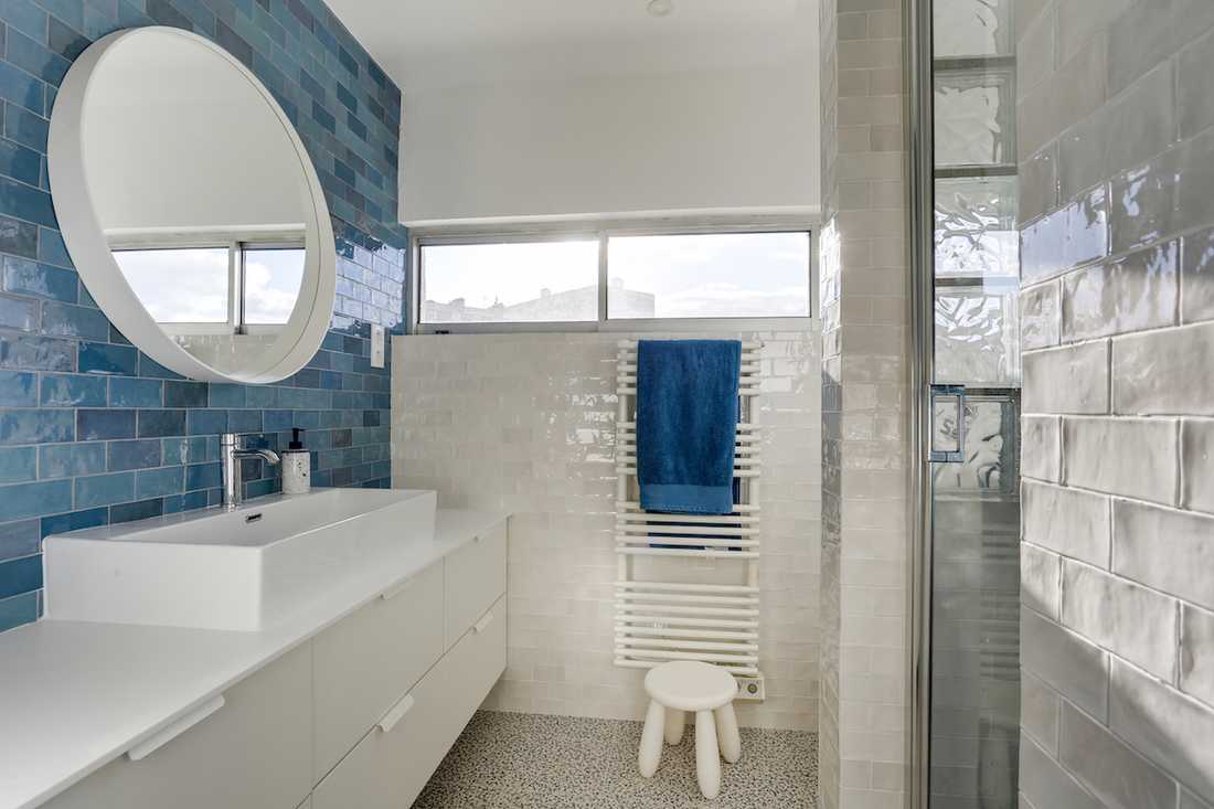 Rénovation duplex ancien atelier - la salle de bain bleue