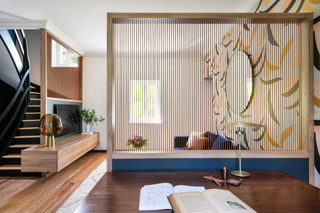 Pièce de vie séparée par un claustra en bois