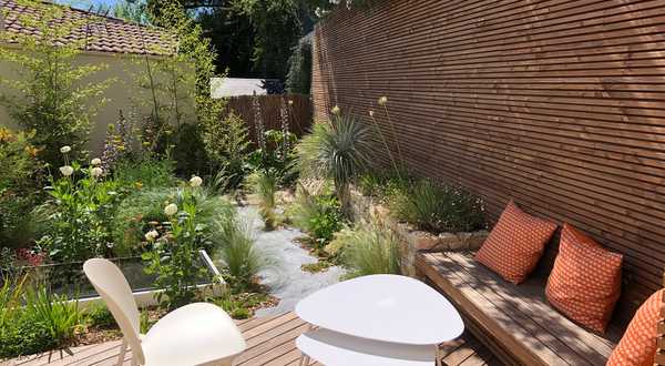 Micro-jardin urbain aux massifs naturalistes à Lyon