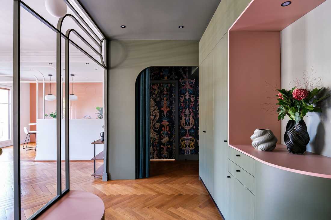 Entrée de l'appartement avec des rangements sur mesure
