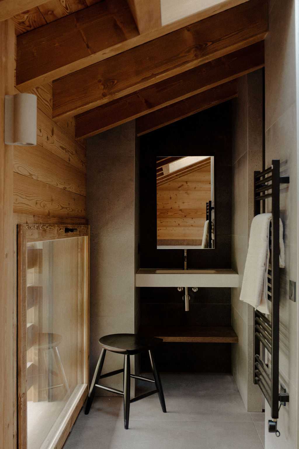 Salle de bain avec vasque suspendue, miroir, sèche-serviettes noir et tabouret Westwing