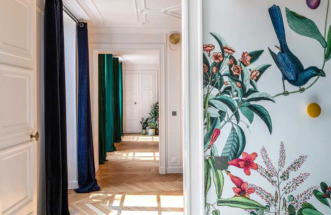 Aménagement appartement pour grande famille - le couloir avec papier peint fleuri Cole & Son