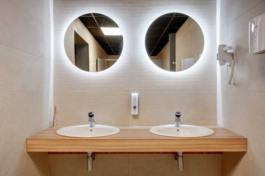 Lavabo dans les vestiaires d'une salle de sport à Lyon