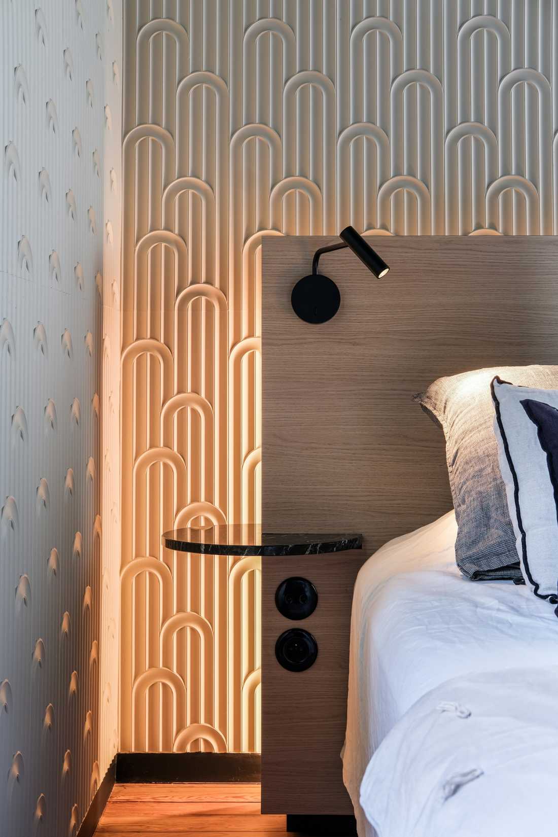 Tête de lit et table de chevet conçues sur mesure par un architecte d'intérieur