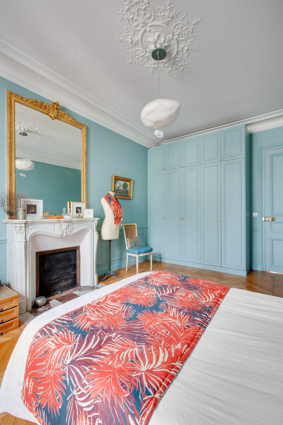 Chambre lumineuse dans un appartement haussmannien