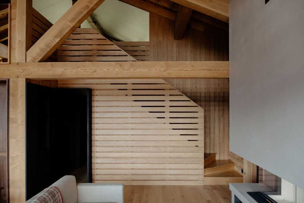Escalier en chêne sur mesure, au design inspiré des bardages claires-voies extérieures