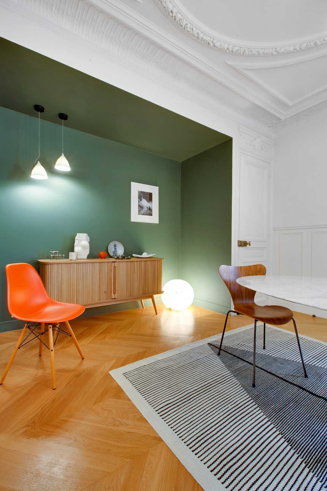 Chaises Arne Jacobsen et Eames dans un appartement haussmannien