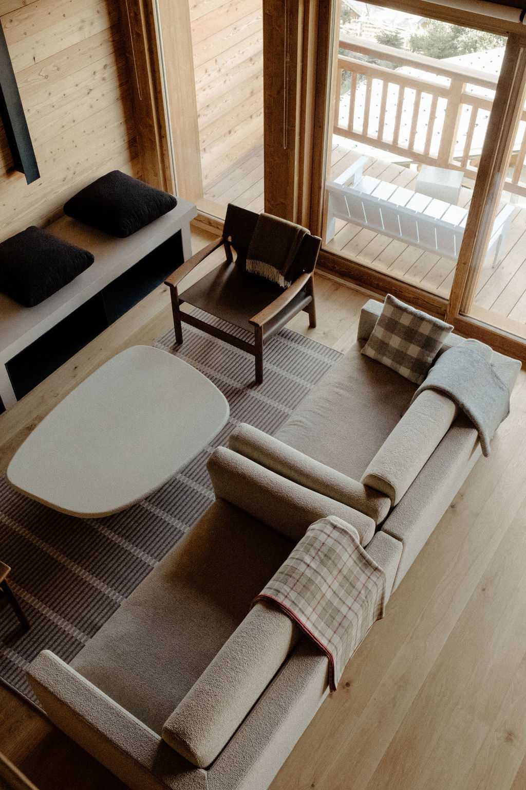 Vue plongeante sur le salon avec table basse ovale et canapé beige