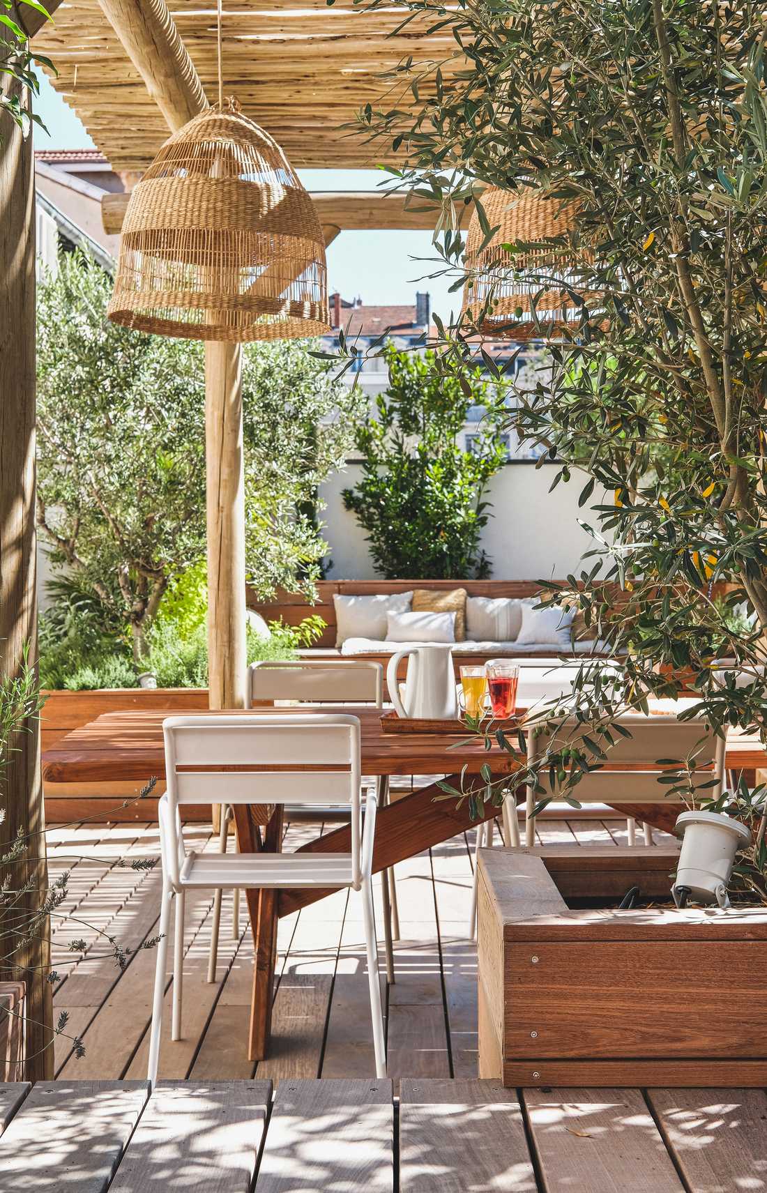 Terrasse en bois dans un appartement à Lyon conçu par un jardinier paysagiste