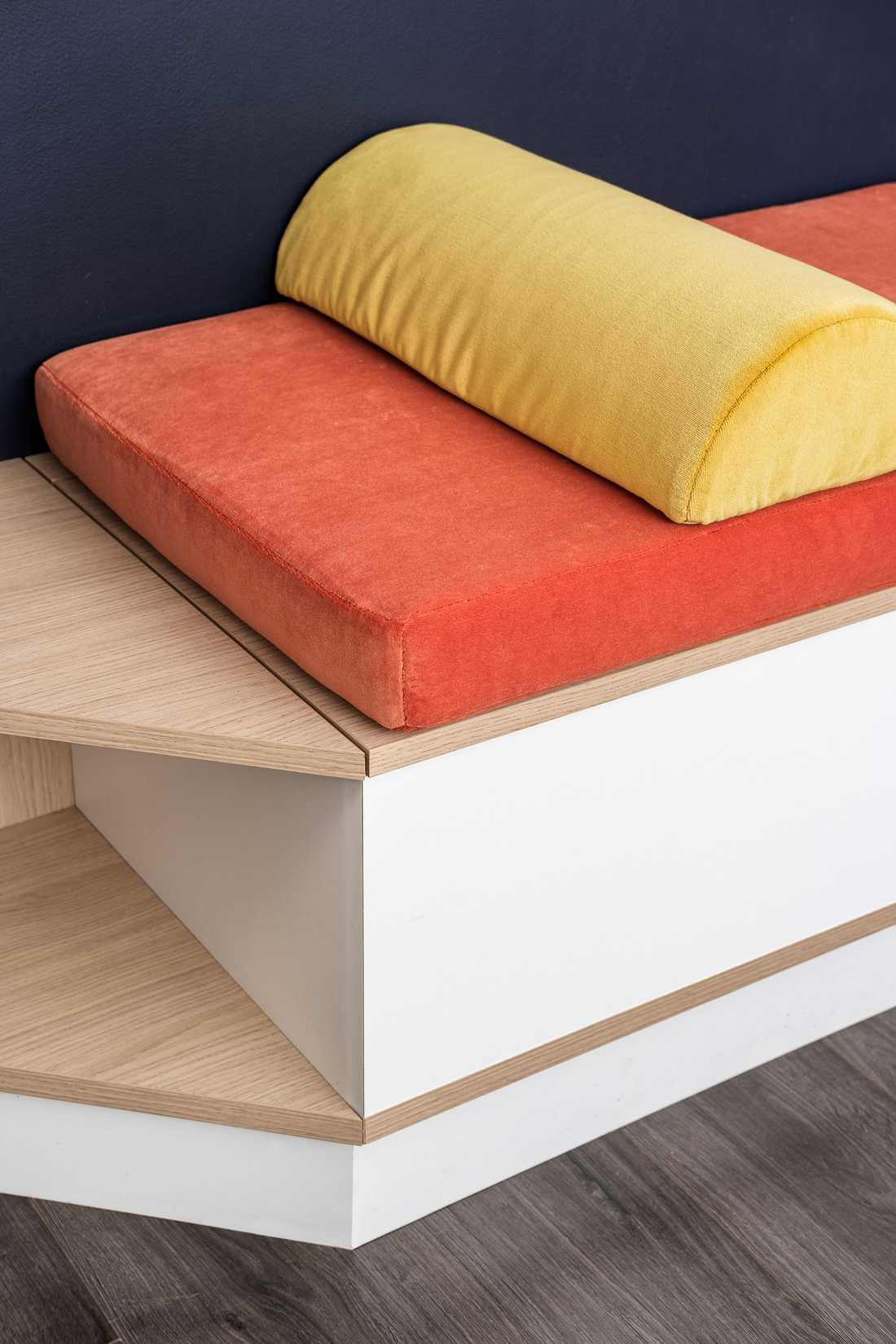 Banquette coffre avec assise en velours dans un salon TV adapté PMR