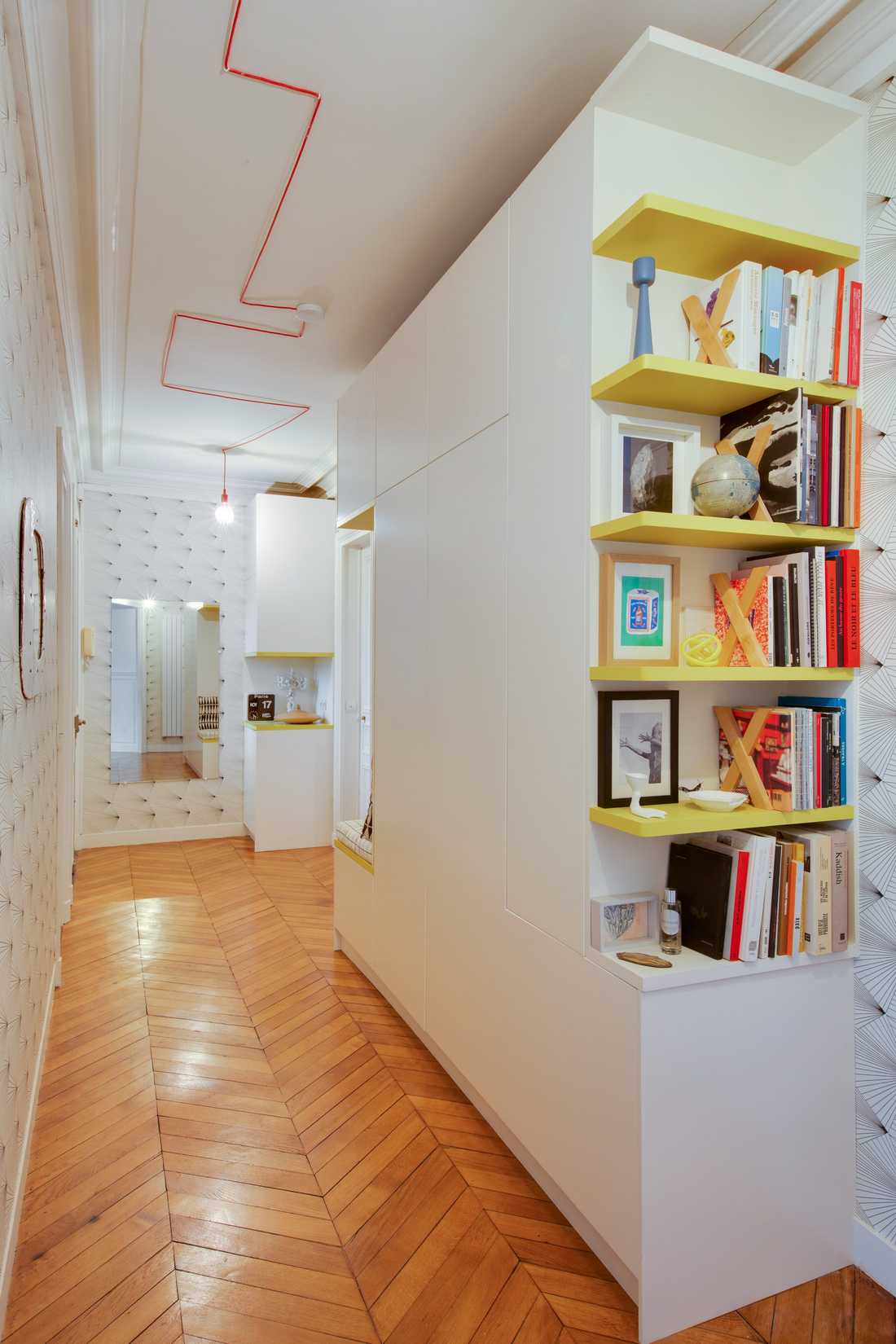 Couloir de l'appartement avec parquet point de Hongrie