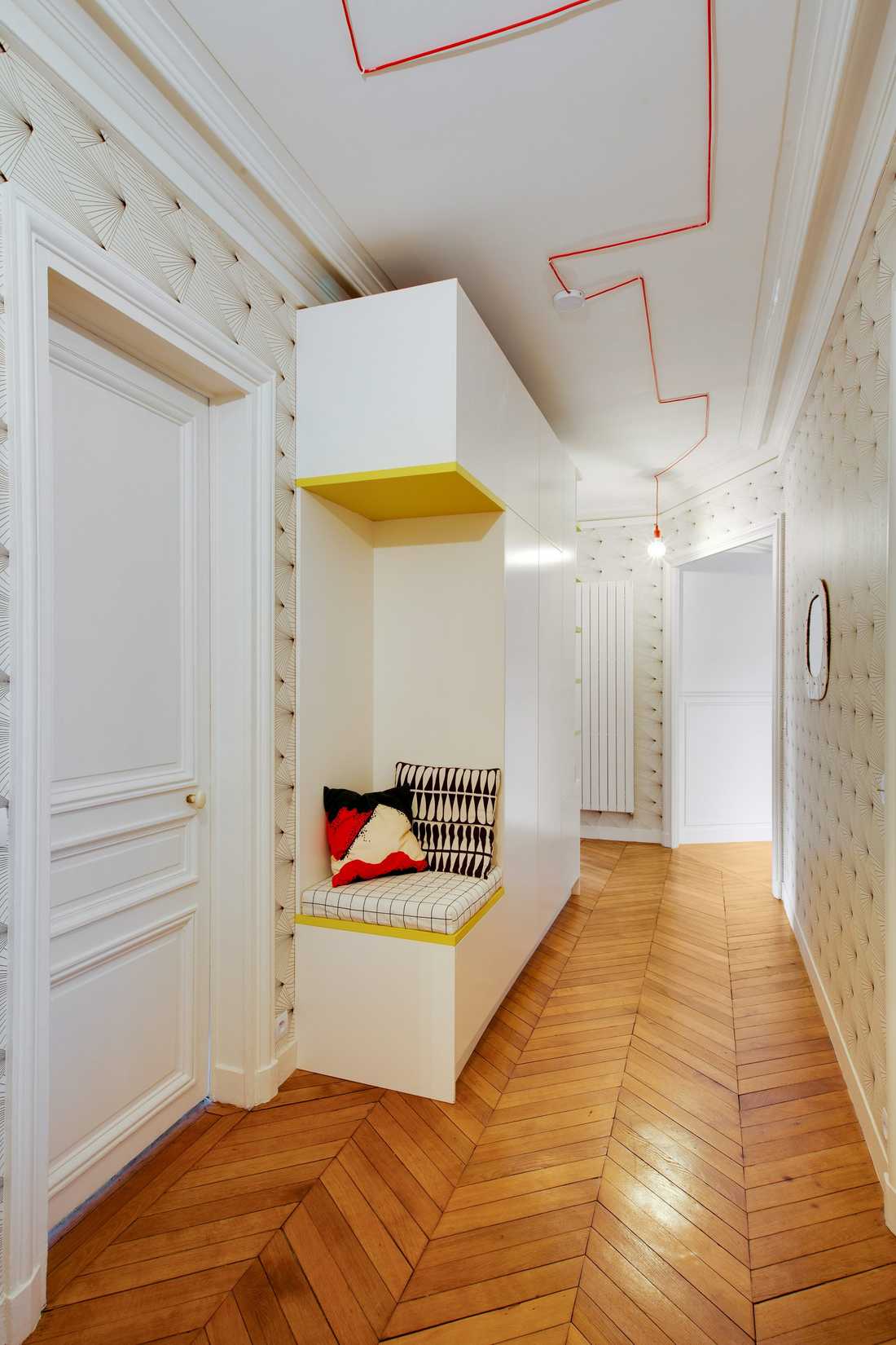 Couloir avec rangements sur mesure conçus par un architecte d'intérieur