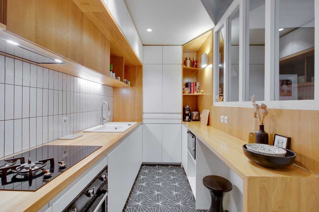 Cuisine séparée du salon avec une verrière