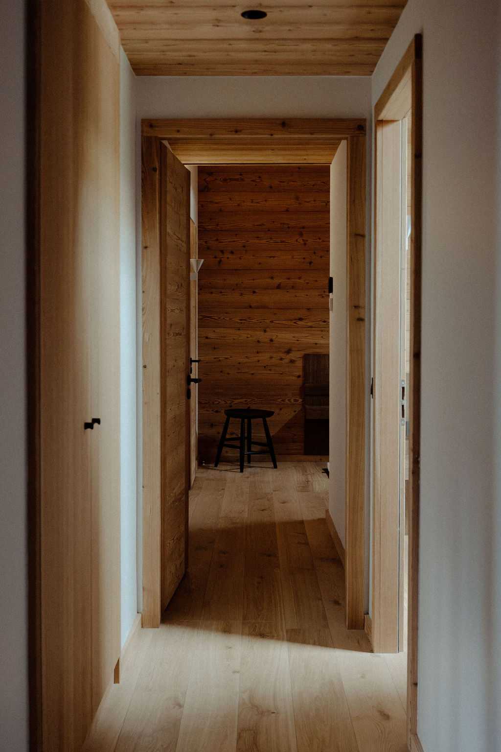 Couloir menant aux chambres à l'étage de l'appartement